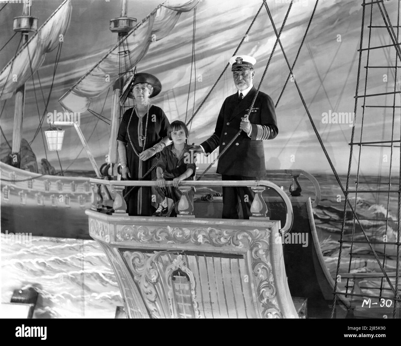 Bambino Star JACKIE COOGAN sul set candid con i visitatori set Admiral EBERLE Comandante della flotta del Pacifico della Marina degli Stati Uniti e sua moglie durante le riprese di LUNGA VITA IL DIRETTORE DEL RE 1923 VICTOR SHertZINGER libro Mary Roberts Rinehart Metro Pictures Corporation Foto Stock