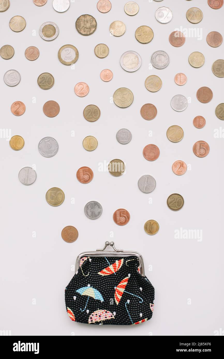Portafoglio aperto con diverse monete isolate su sfondo bianco vista dall'alto. Crisi finanziaria, povertà, mancanza di denaro concetto Foto Stock
