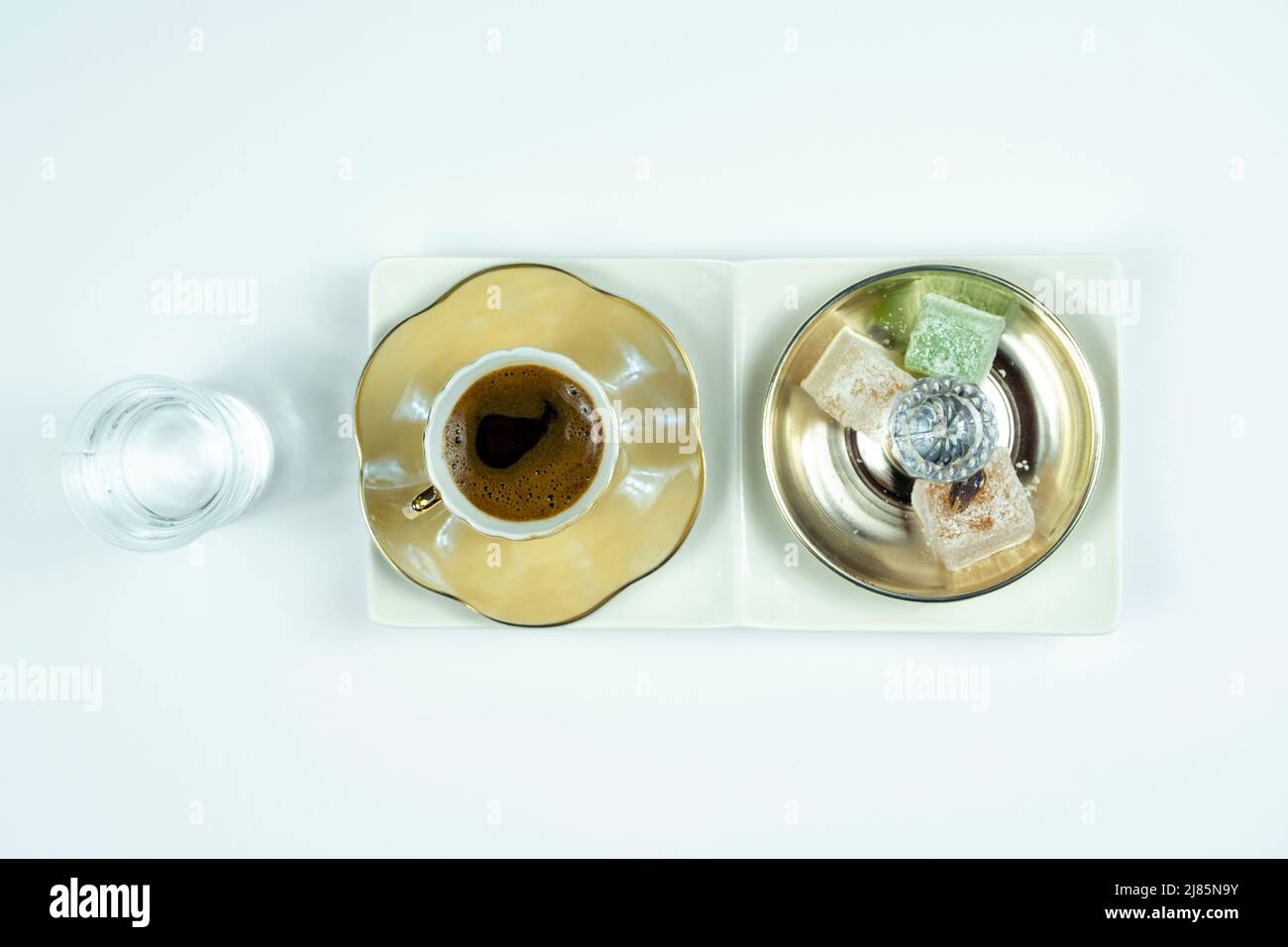 Caffè turco servito con delizia e acqua, isolato su sfondo bianco, isolato su sfondo bianco, servizio di caffè turco, concetto di servizio Foto Stock