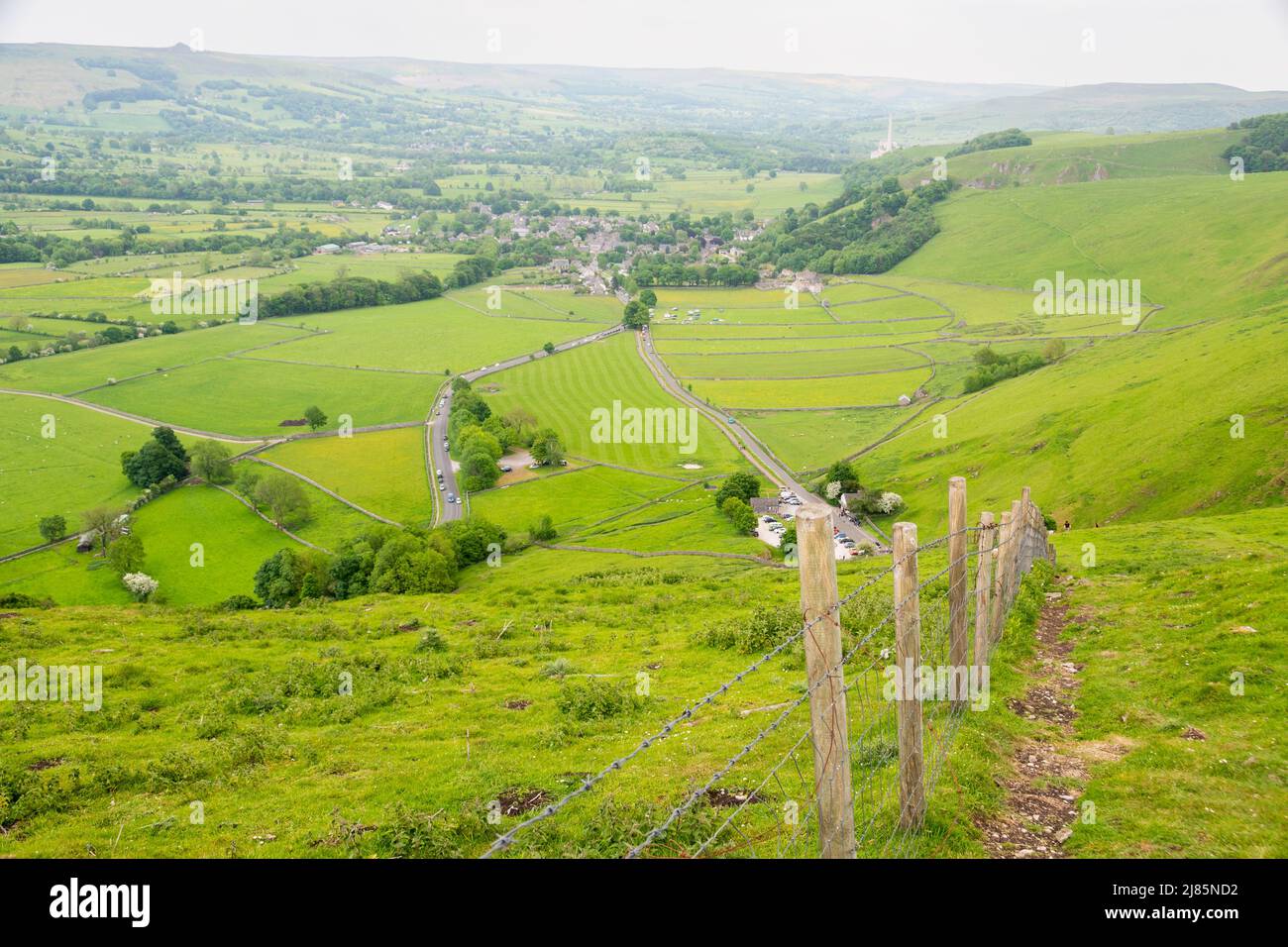 Vista sulla brughiera del Peak District, con recinzione accanto al sentiero dal Winnats Pass a Castleton Foto Stock