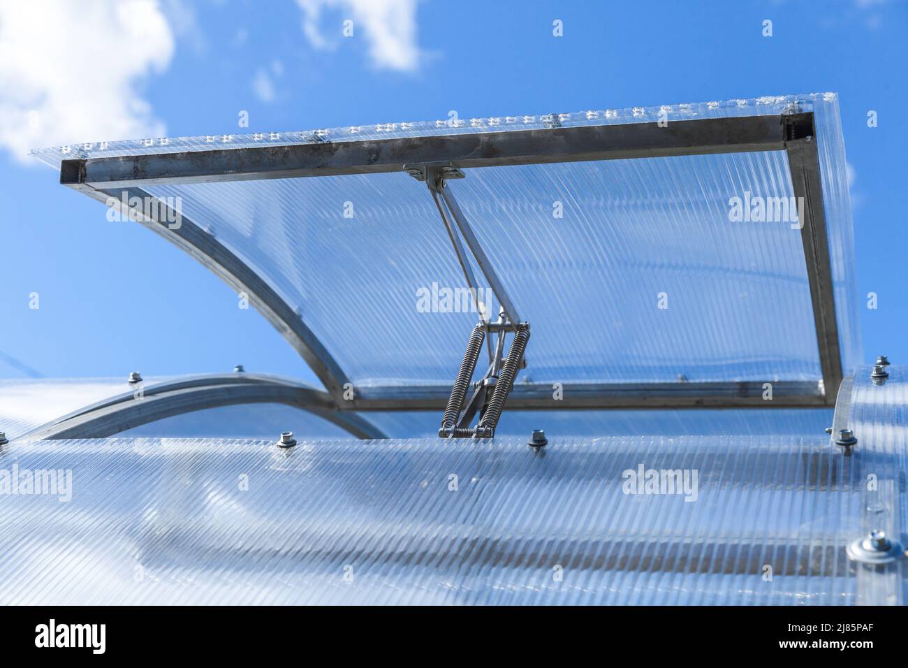 Moderni dettagli serra. Tetto in policarbonato con vetro ad apertura automatica Foto Stock