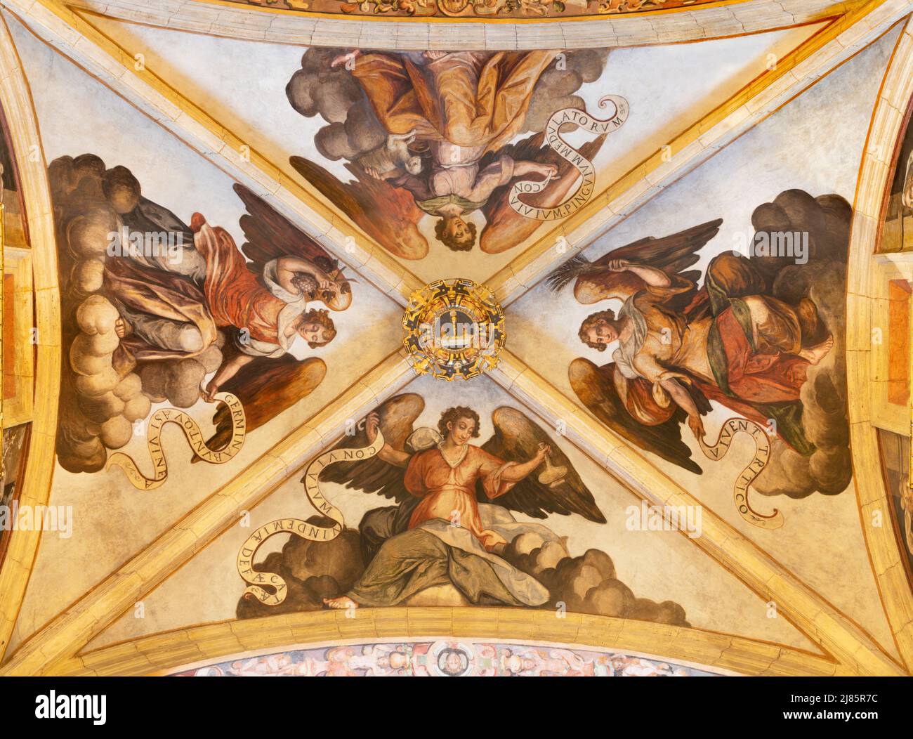 VALENCIA, SPAGNA - 15 FEBBRAIO 2022: L'affresco a soffitto degli angeli con l'eucaristia si ripresenta nella chiesa Iglesia del Patriarca Foto Stock