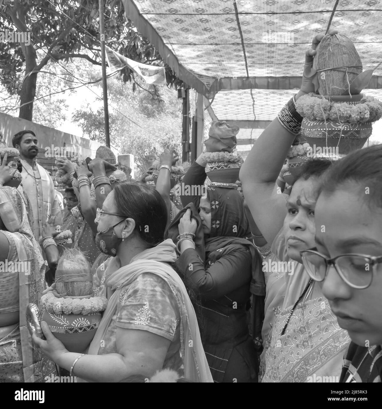 Delhi, India aprile 03 2022 - le donne con Kalash in testa durante il tempio di Jagannath Mangal Kalash Yatra, i devoti indù indiani trasportano vasi di terragene dentro Foto Stock