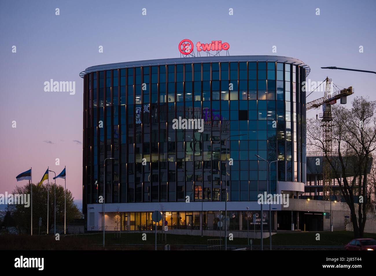 Tallinn, Estonia - 05.12.2022: Edificio Twilio a Tallinn al tramonto. Twilio è una piattaforma di comunicazione cloud americana Foto Stock