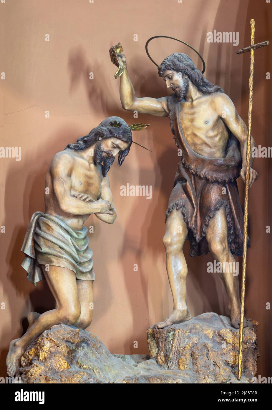 VALENCIA, SPAGNA - FEBBRAIO 17, 2022: Il Battesimo di Gesù scultura in chiesa Iglesia de Santo Tomás di Román y Salvador Workroom dal 20. cent. Foto Stock