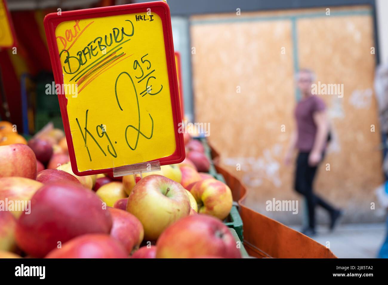 13 maggio 2022, Hessen, Francoforte sul meno: Le mele si trovano in una bancarella di mercato di fronte ad un ingresso chiuso. I centri della città di Hessian devono essere ridisegnati per contrastare la desolazione. A Francoforte, i mercati devono essere ampliati a tal fine. (A dpa 'più verde, più creativo e più vivace: Concetti per i centri cittadini di Hessen') Foto: Sebastian Gollnow/dpa Foto Stock