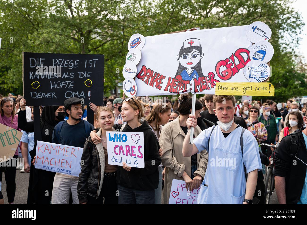 12.05.2022, Berlino, Germania, Europa - i dipendenti e i tirocinanti delle professioni infermieristiche protestano durante una manifestazione sotto il motto 'Walk of Care'. Foto Stock