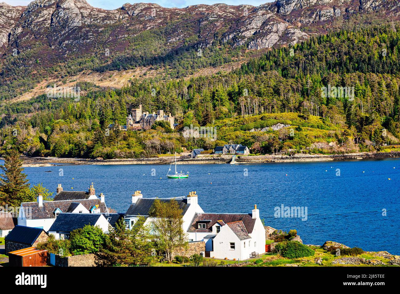 Il pittoresco villaggio delle Highlands di Plockton, il gioiello delle Highlands, si trova su una baia riparata con viste mozzafiato sul Loch Carron. Scozia Foto Stock