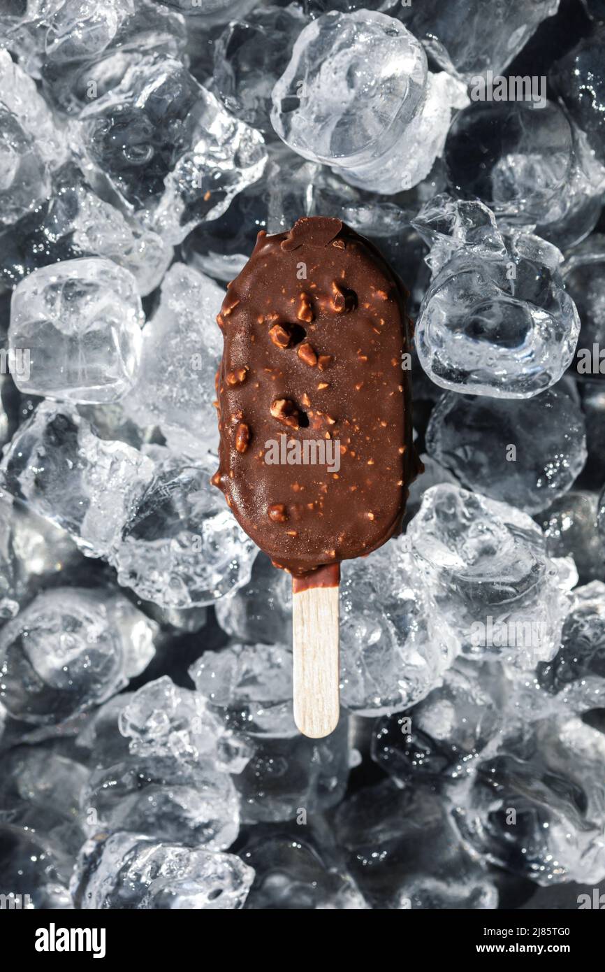 Gelato al cioccolato su un bastone di cubetti di ghiaccio Foto Stock
