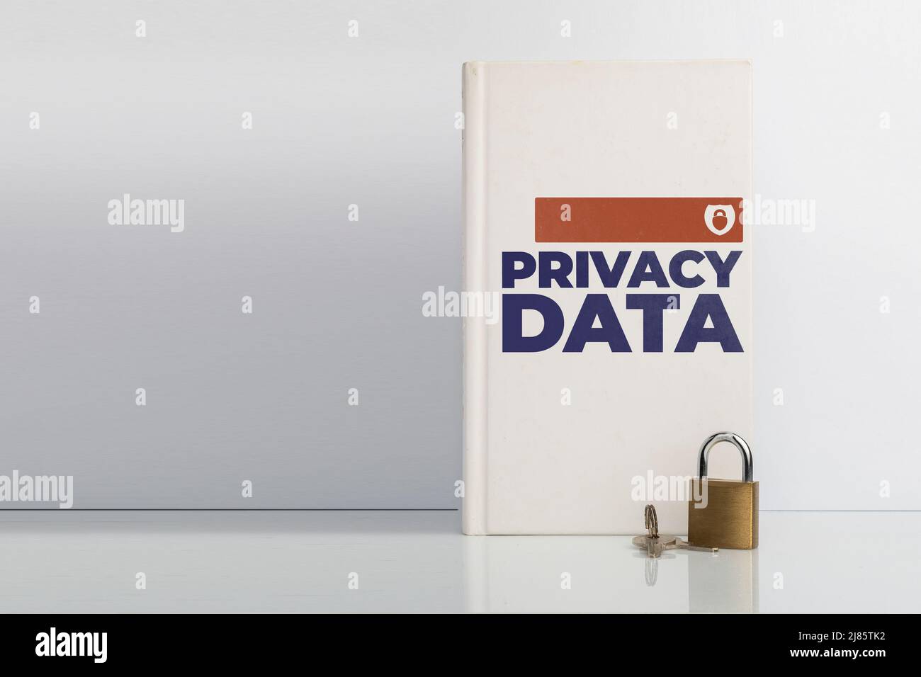 Privacy concetto di protezione dei dati, un blocco di fronte a un libro con il testo: Privacy dati sulla sua copertina Foto Stock