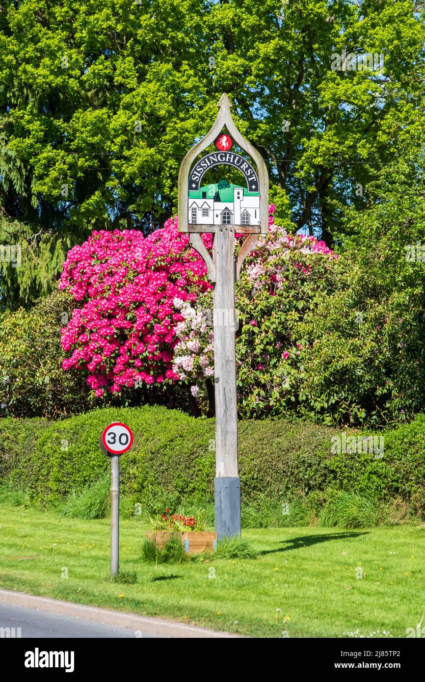 Cartello del villaggio di Sissinghurst, Kent, Regno Unito Foto Stock