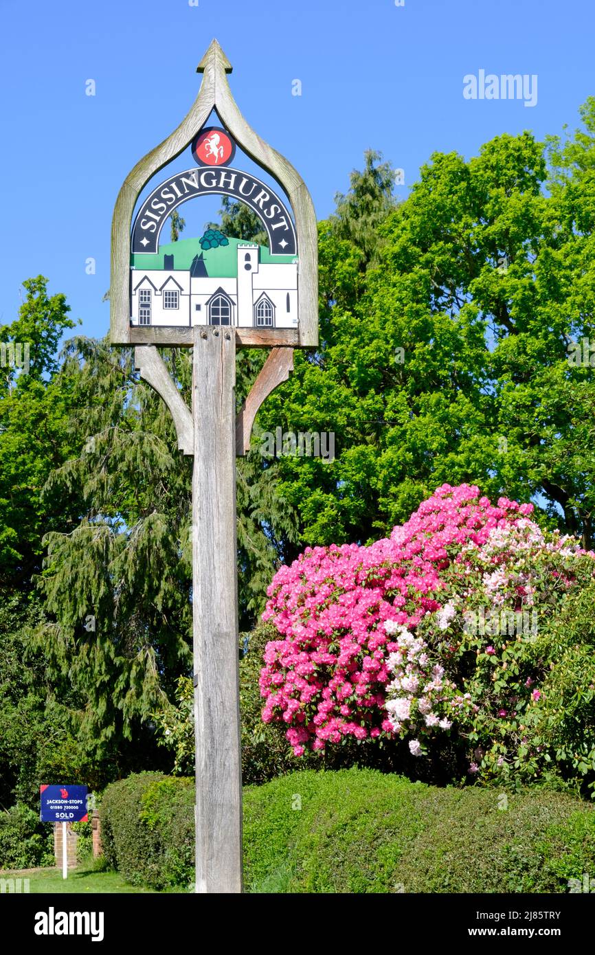 Cartello del villaggio di Sissinghurst, Kent, Regno Unito Foto Stock