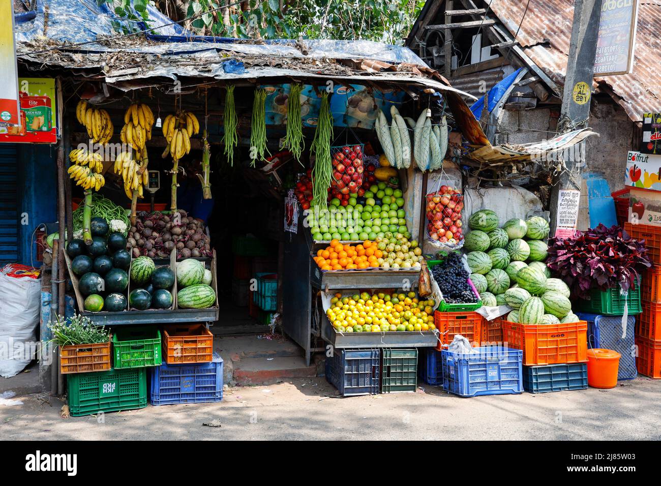 Piccolo negozio di frutta e verdura a Tangassery, Thangassery, Kerala, India. Foto Stock