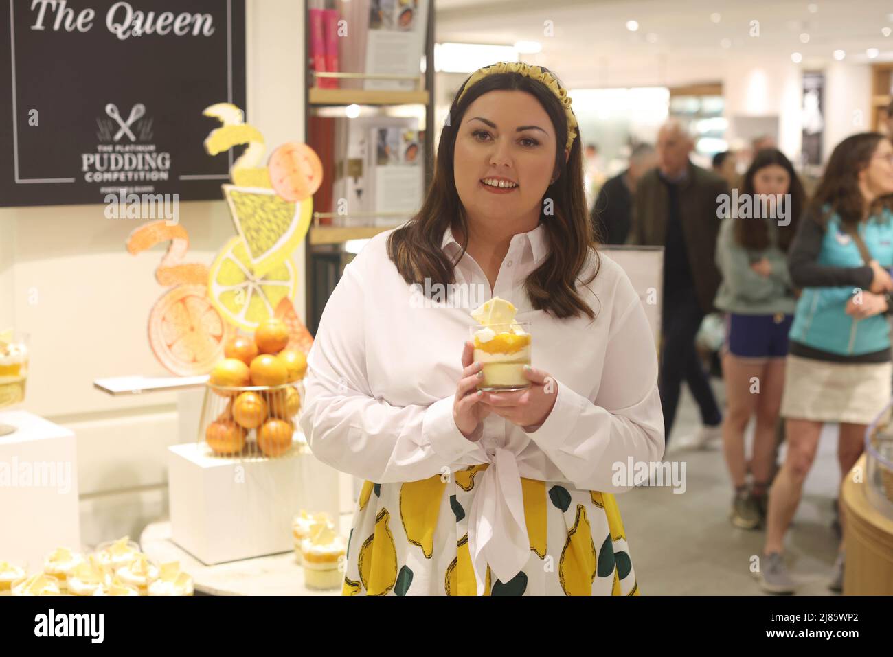 Jemma Melvin a Fortnum e Mason, nel centro di Londra, con il suo rotolo svizzero di limone e trifle di amaretti che hanno battuto 5.000 dessert per diventare il budino ufficiale delle celebrazioni giubilari della Regina. Data foto: Venerdì 13 maggio 2022. Foto Stock