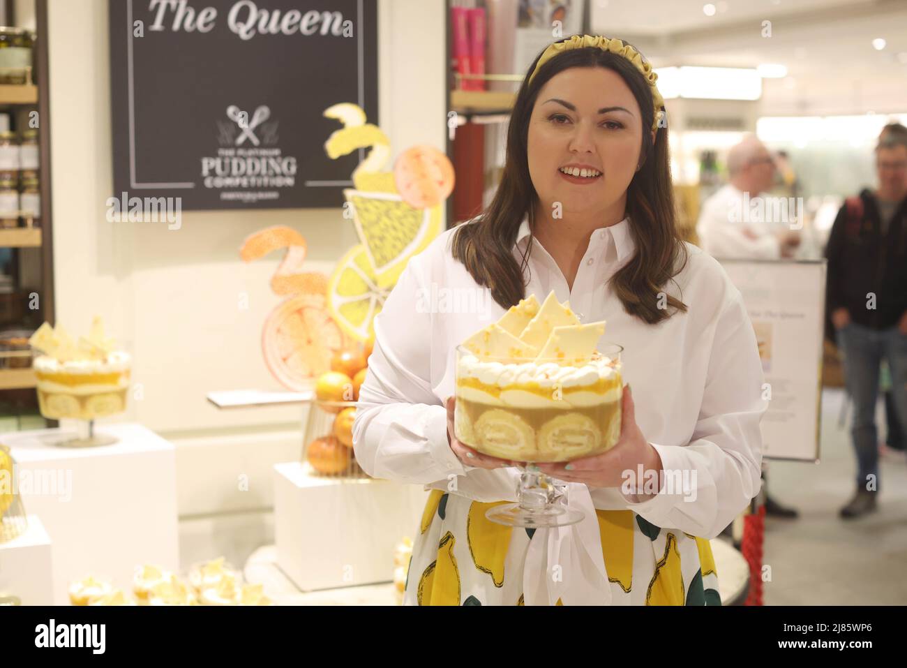 Jemma Melvin a Fortnum e Mason, nel centro di Londra, con il suo rotolo svizzero di limone e trifle di amaretti che hanno battuto 5.000 dessert per diventare il budino ufficiale delle celebrazioni giubilari della Regina. Data foto: Venerdì 13 maggio 2022. Foto Stock