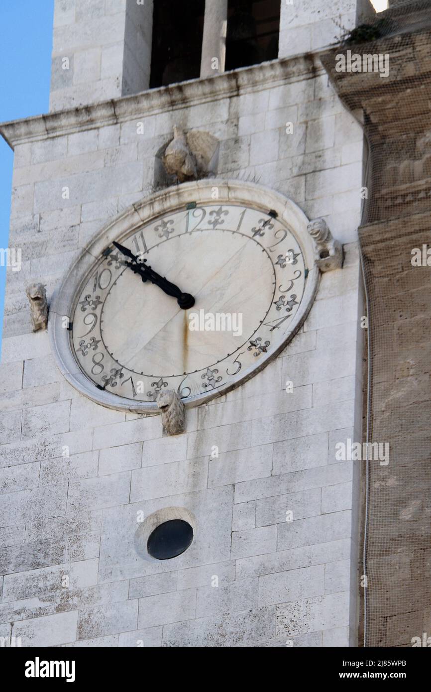 Bari, Italia. L'orologio sulla torre del Palazzo del sedile, costruito nel 1604. Foto Stock