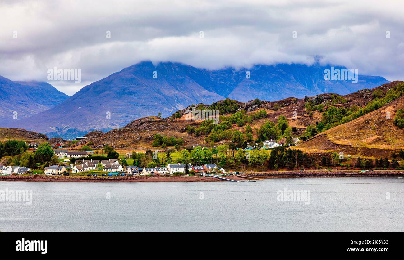 Il pittoresco villaggio delle Highland di Plockton, il gioiello delle Highlands, con splendide vedute di Loch Carron. Scozia Foto Stock