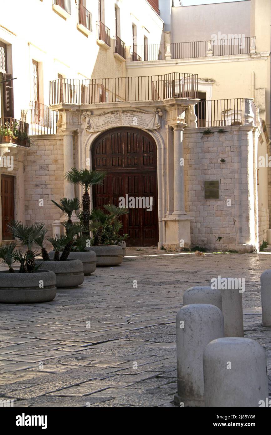 Bari, Italia. Palazzo De Angelis-Effrem (18th sec.), con iscrizione in latino sopra il portale, dedica al missionario Jerome de Angelis. Foto Stock