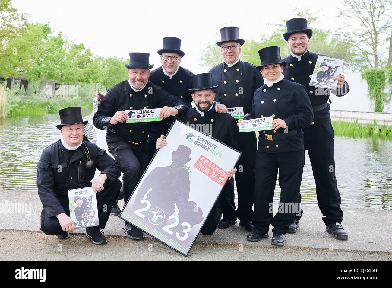 Berlino, Germania. 13th maggio 2022. Venerdì 13th, scopatori Thomas Rosenmüller (l-r), Enrico Medved, Norbert Skorbek, Andreas Walburg, Hartmut Mewes, Kirsten Urban e Alain Rappsilber di diversi stati tedeschi pubblicizzano presso il rifugio di Berlino il calendario 'Schwarz bringt Glück', i cui proventi sono destinati a progetti selezionati per il benessere degli animali. Credit: Annette Riedl/dpa/Alamy Live News Foto Stock