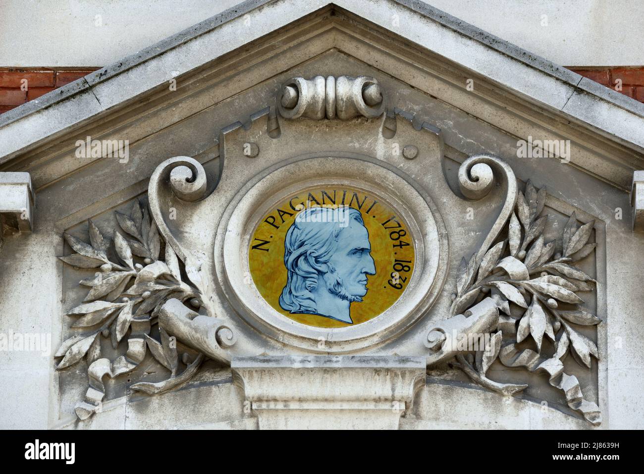 Niccolo Paganini Ritratto Medallion sulla facciata di Château Giraud (1882-83) a Belle Epoque Villa in Gautier Park l'Isle-sur-la-Sorgue Vaucluse Francia Foto Stock