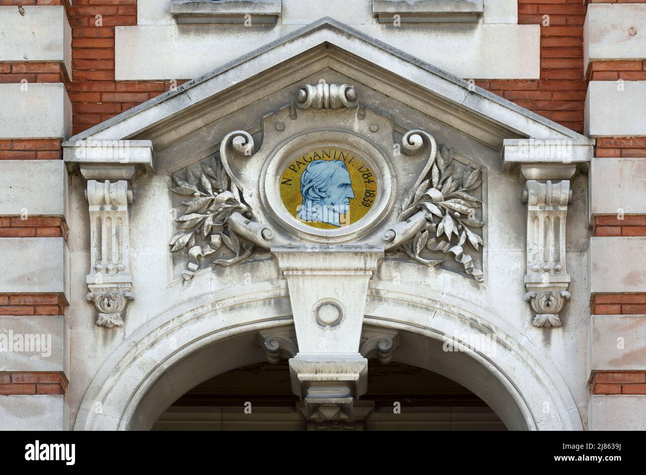 Niccolo Paganini Ritratto Medallion sulla facciata di Château Giraud (1882-83) a Belle Epoque Villa in Gautier Park l'Isle-sur-la-Sorgue Vaucluse Francia Foto Stock