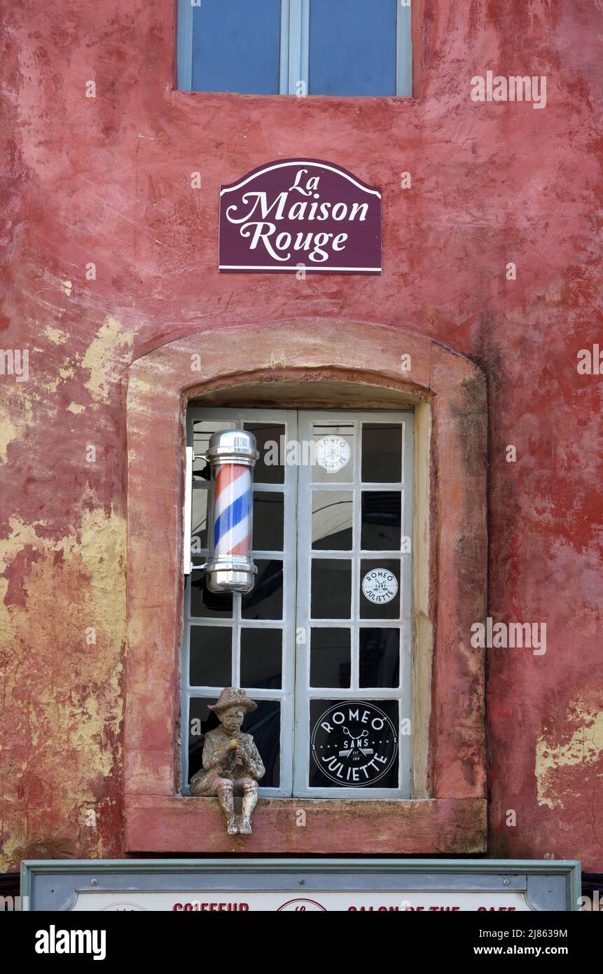 Casa Rossa con insegna Barbiere nel centro storico o quartiere storico Isle-sur-la-Sorgue Vaucluse Provence France Foto Stock