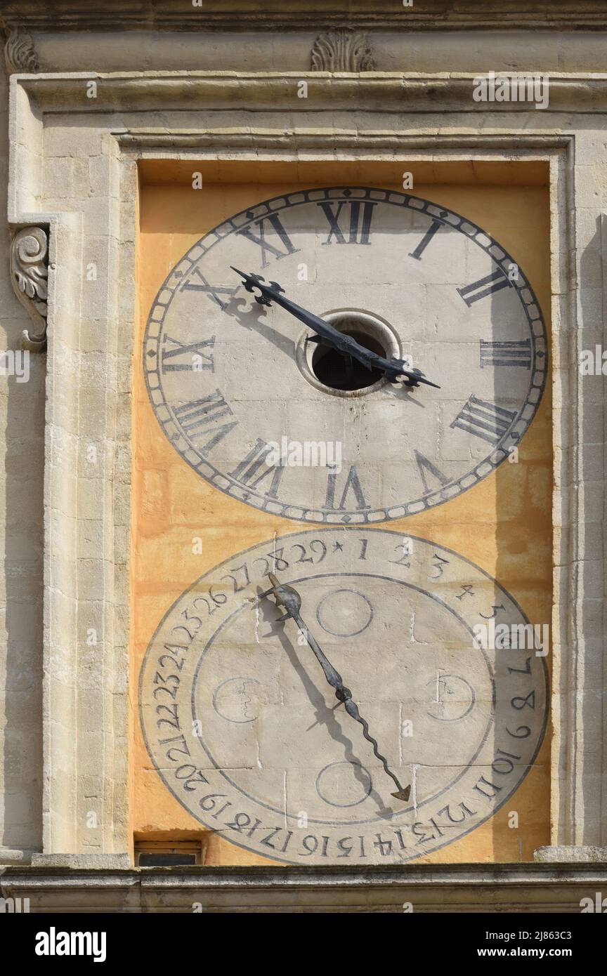 Orologio Barocco muro di Chiesa (1645), Collégiale Notre-Dame-des-Anges, nella città vecchia o quartiere storico l'Isle-sur-la-Sorgue Vaucluse Provenza Francia Foto Stock