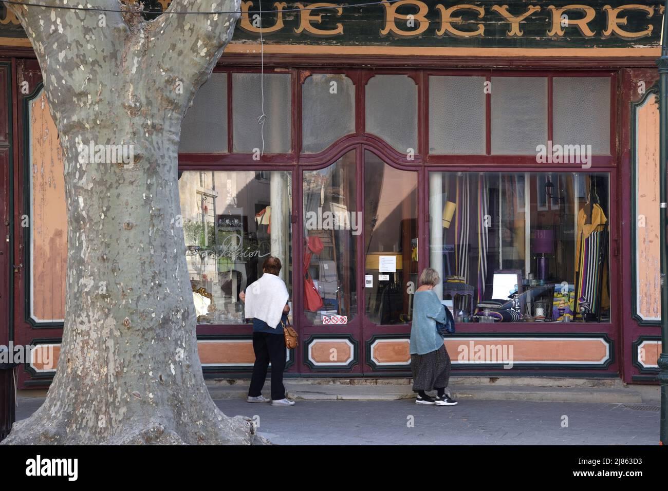 Turismo & Belle Epoque, Art Nouveau o vintage Shopfront, Fauque Beyret, Città Vecchia o quartiere storico Isle-sur-la-Sorgue Vaucluse Provence Francia Foto Stock