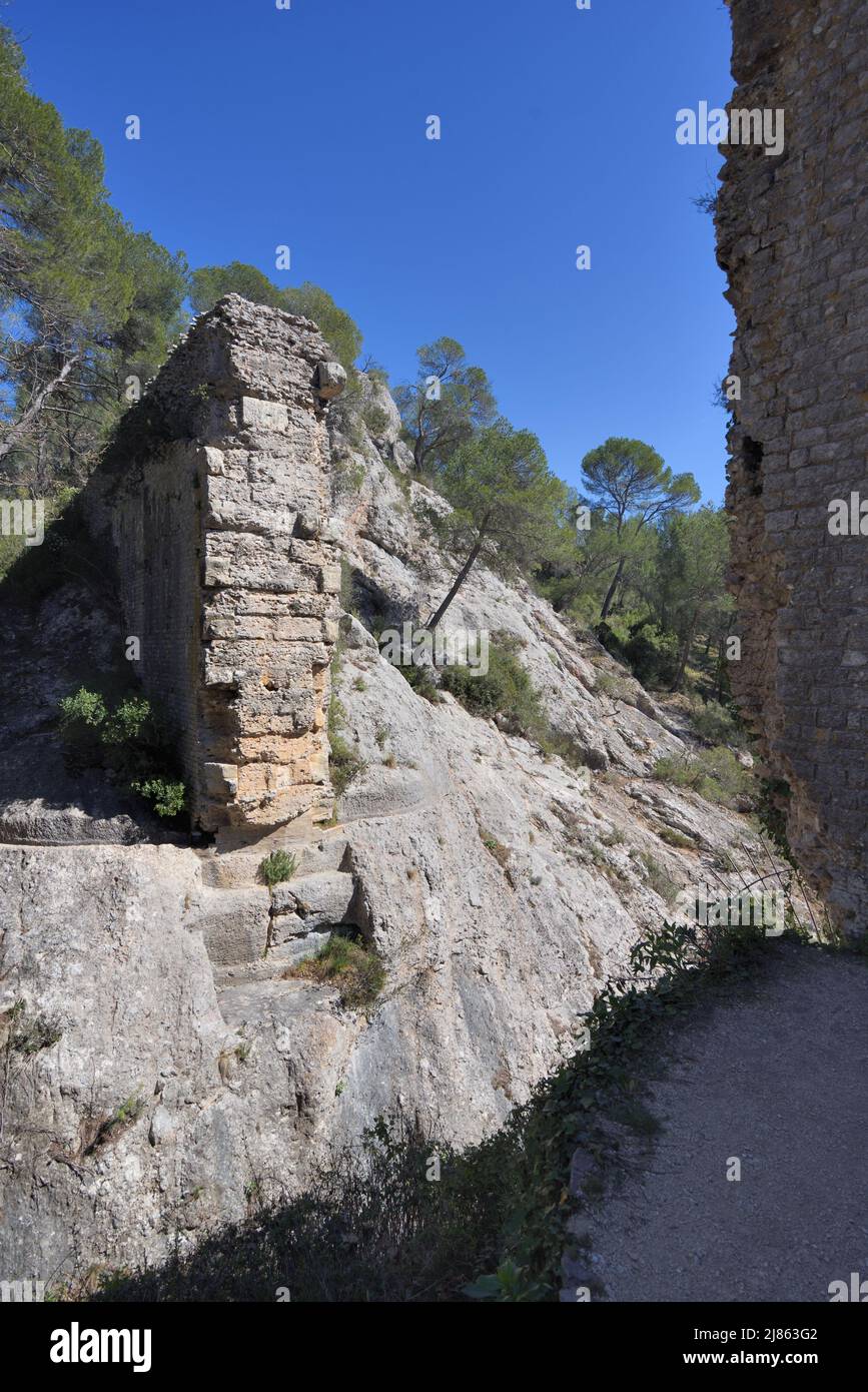 Resti del rovinato acquedotto romano, Barrage o diga, che ha portato l'acqua ad Aquae Sextius in epoca romana, a le Tholonet Aix-en-Provence Provenza Provenza Foto Stock