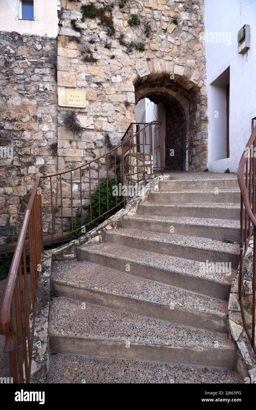 Vecchi gradini, scale & porta o porta della città, la Porte Bel Air, nella città vecchia o quartiere storico Gardanne Provence Francia Foto Stock