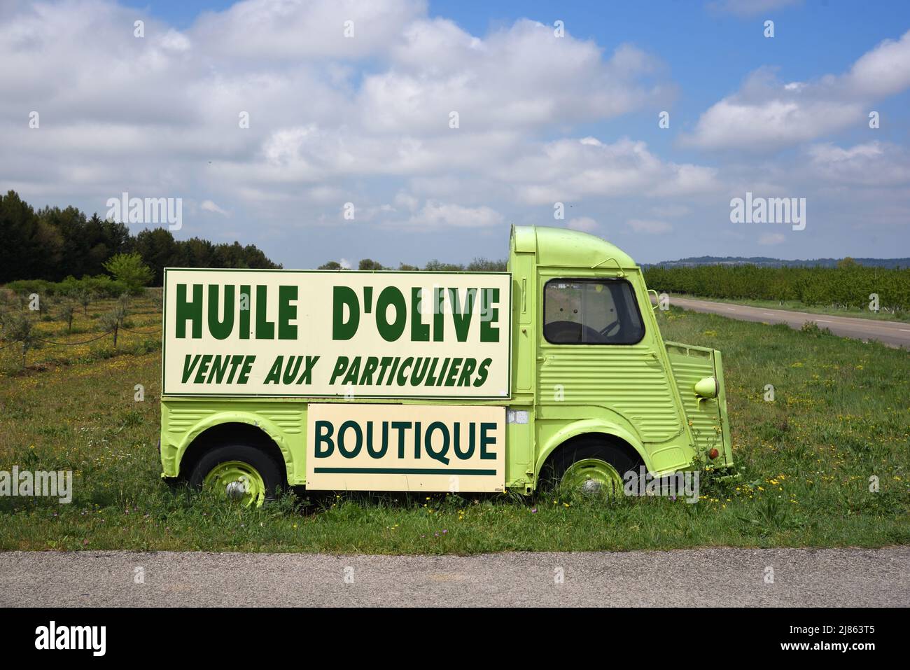 Roadside Vintage Citröen tipo H furgone o camion utilizzato come veicolo pubblicitario o pubblicità per l'olio d'oliva Luberon Vaucluse Provence France Foto Stock