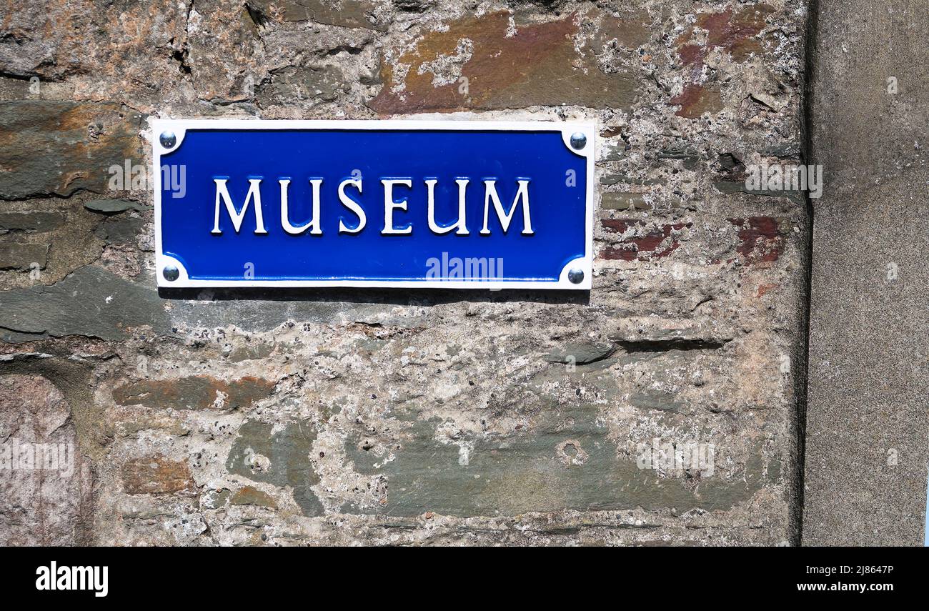 Cartello del museo dello smalto blu e bianco sul muro di pietra Foto Stock