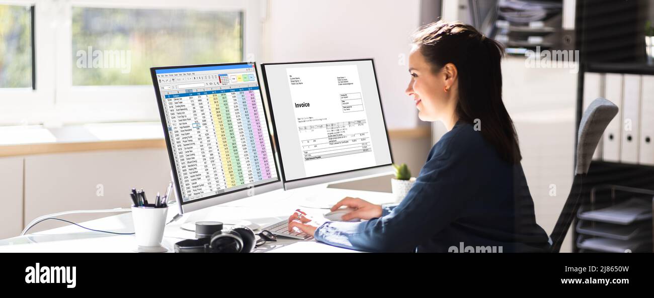 Utilizzo del foglio di calcolo della fattura aziendale su computer Monitor Foto Stock