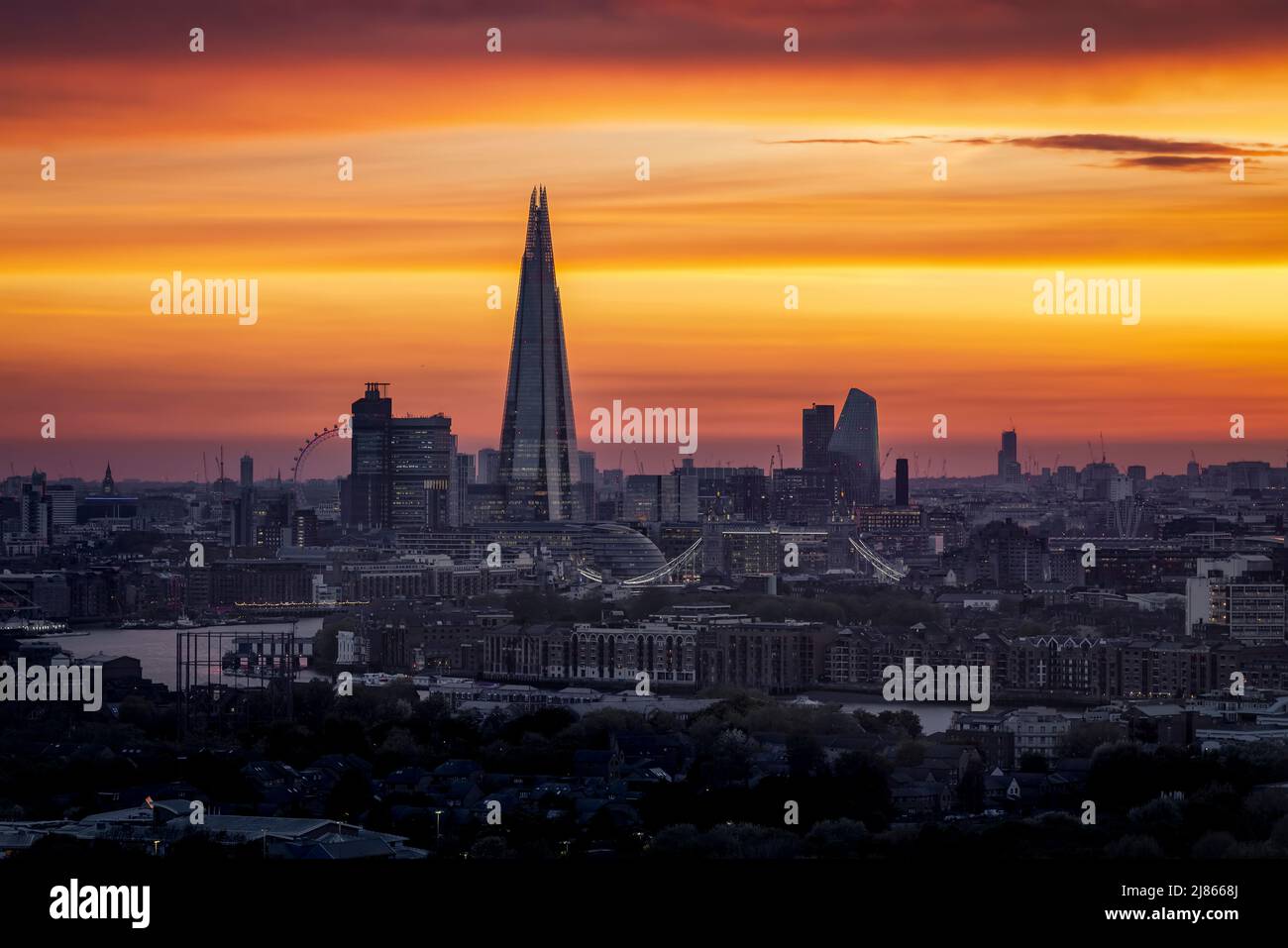 Vista sul tramonto di colore arancione dello skyline unico di Londra Foto Stock
