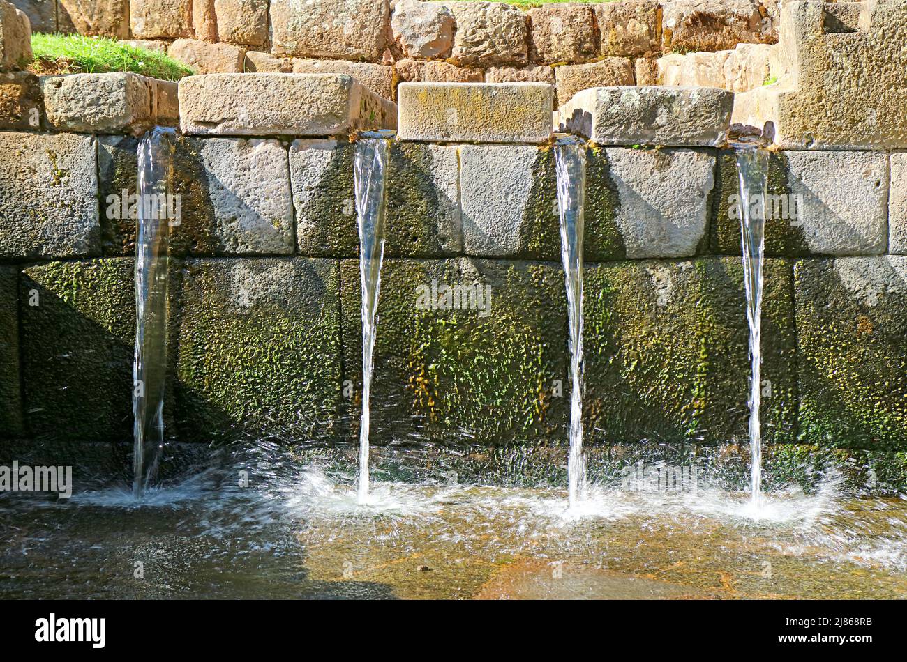 Una fontana Inca ben conservata presso il sito archeologico di Tipon, la Valle Sacra degli Inca, Cuzco, Perù Foto Stock