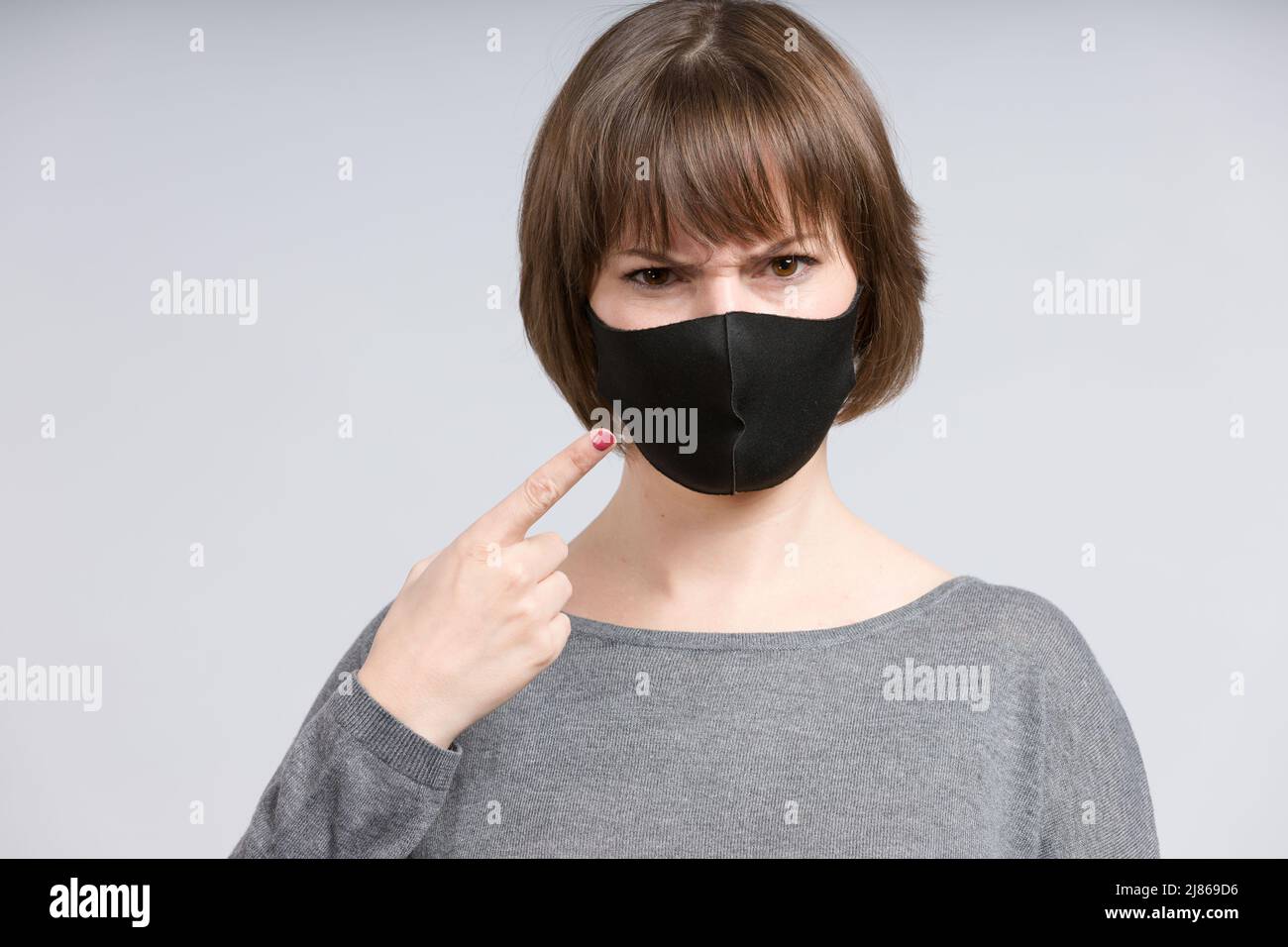 Ritratto di giovane donna con maschera di tessuto Foto Stock