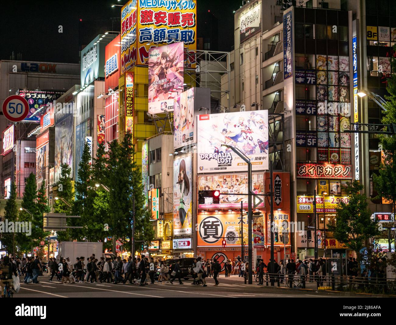 Tokyo, Giappone - Aprile 2019: Strade notturne del distretto di Shibuya a Tokyo, Giappone Foto Stock