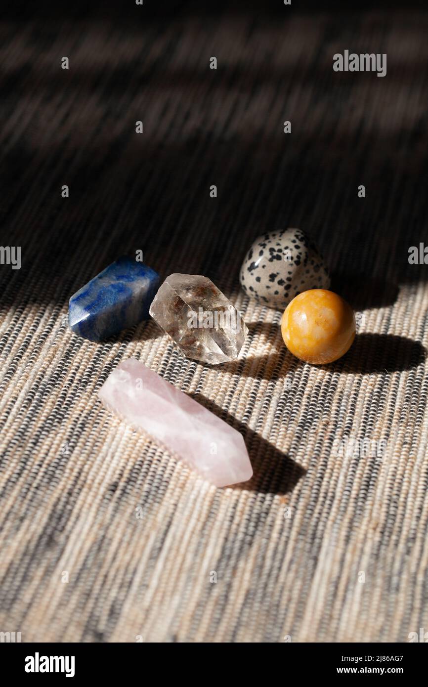 Collezione di chakra cristallo curativo per la meditazione. Concetto di pratica rilassante Foto Stock