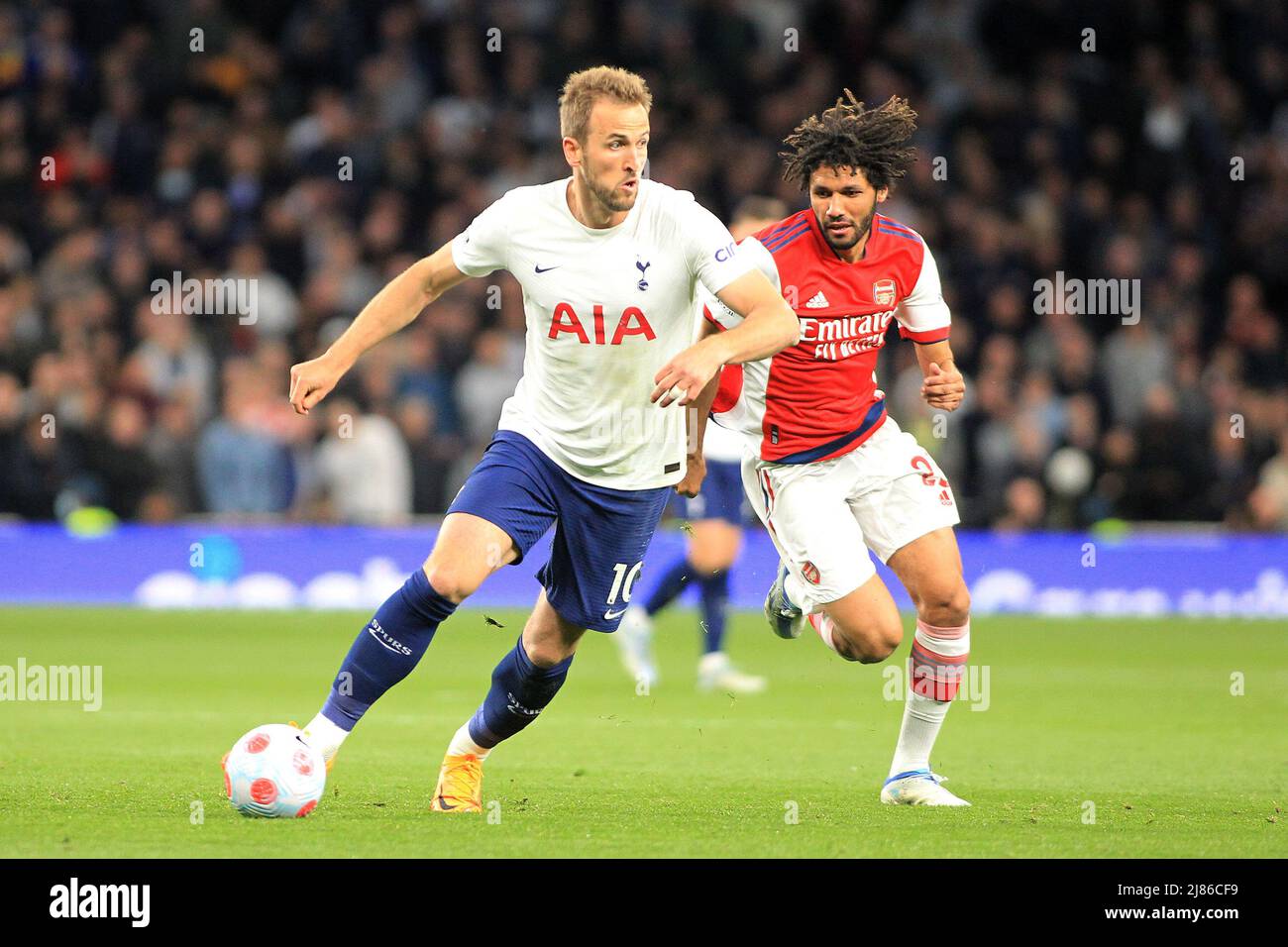 Harry Kane di Tottenham Hotspur (l) e Mohamed Elneny di Arsenal in azione. Premier League Match, Tottenham Hotspur v Arsenal al Tottenham Hotspur Stadium di Londra giovedì 12th maggio 2022. Questa immagine può essere utilizzata solo a scopo editoriale. Solo per uso editoriale, licenza richiesta per uso commerciale. Nessun uso in scommesse, giochi o un singolo club / campionato / giocatori pubblicazioni. pic di Steffan Bowen / Andrew Orchard sport fotografia / Alamy Live news Foto Stock