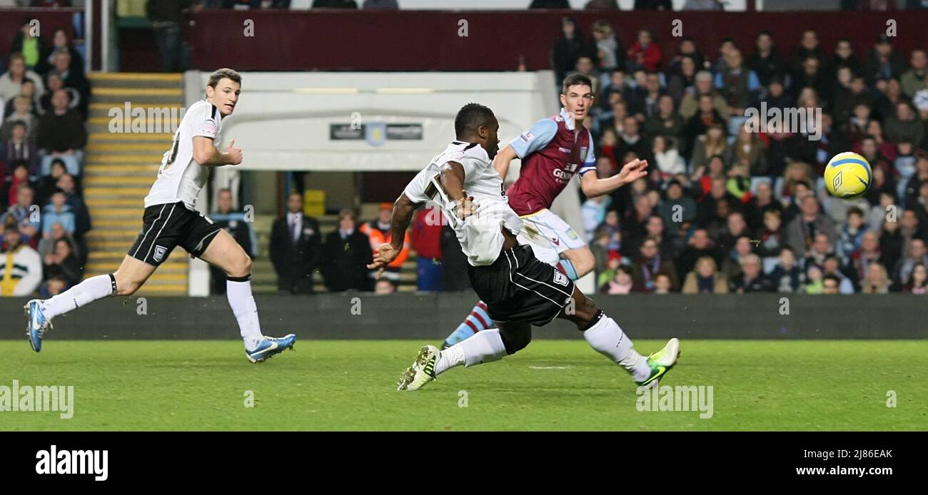 1st Gennaio 2013 - Calcio fa Cup - Aston Villa Vs. Città di Ipswich - Aaron McLean della città di Ipswich prende un primo colpo per la città di Ipswich - Foto: Paul Roberts / Pathos. Foto Stock