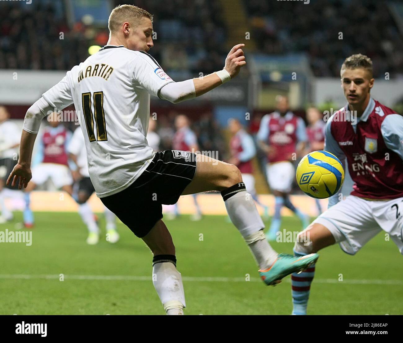 1st Gennaio 2013 - Calcio fa Cup - Aston Villa Vs. Città di Ipswich - Lee Martin di Ipswich Città cerca di controllare una palla di fronte a Joe Bennett di Aston Villa - Foto: Paul Roberts / Pathos. Foto Stock