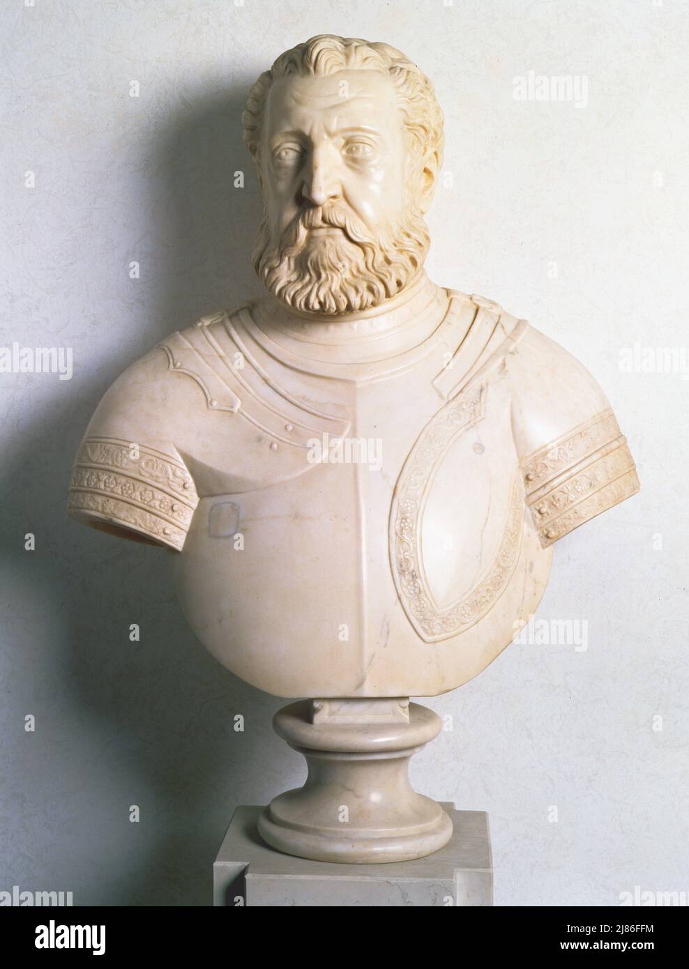 Lapide commemorativa scolpita con due caschi da torneo che portano lo stemma della Famiglia Gonzaga da uno scultore della Scuola di Mantova, 1397 (calcare); Palazzo Ducale & Museo, Mantova, Lombardia, Italia; fuori copyright. Foto Stock