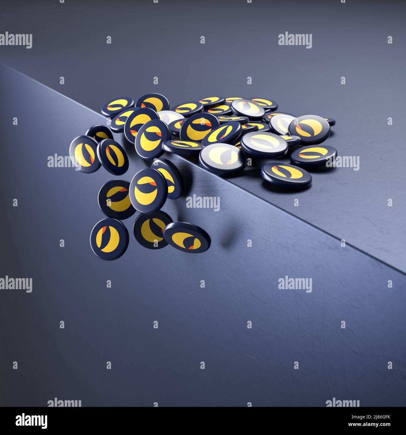 Crash del concetto di criptovaluta Terra (LUNA): Moneta come cilindri con il logo TERRA che cade sul bordo di un cubo. Foto Stock