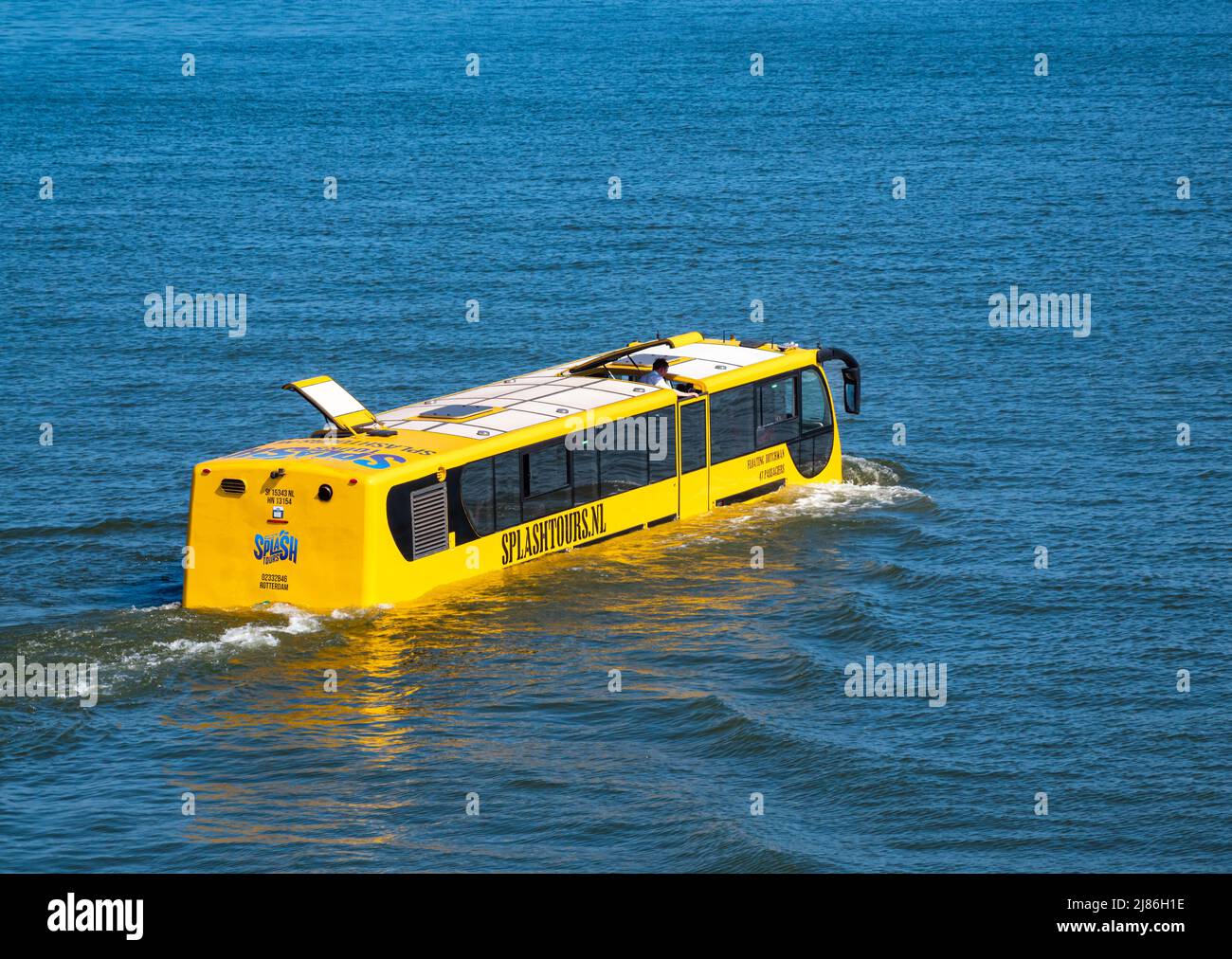 Rotterdam, Paesi Bassi - 28 aprile 2022: Splashtours offre visite guidate di Rotterdam in un autobus anfibio giallo brillante Foto Stock