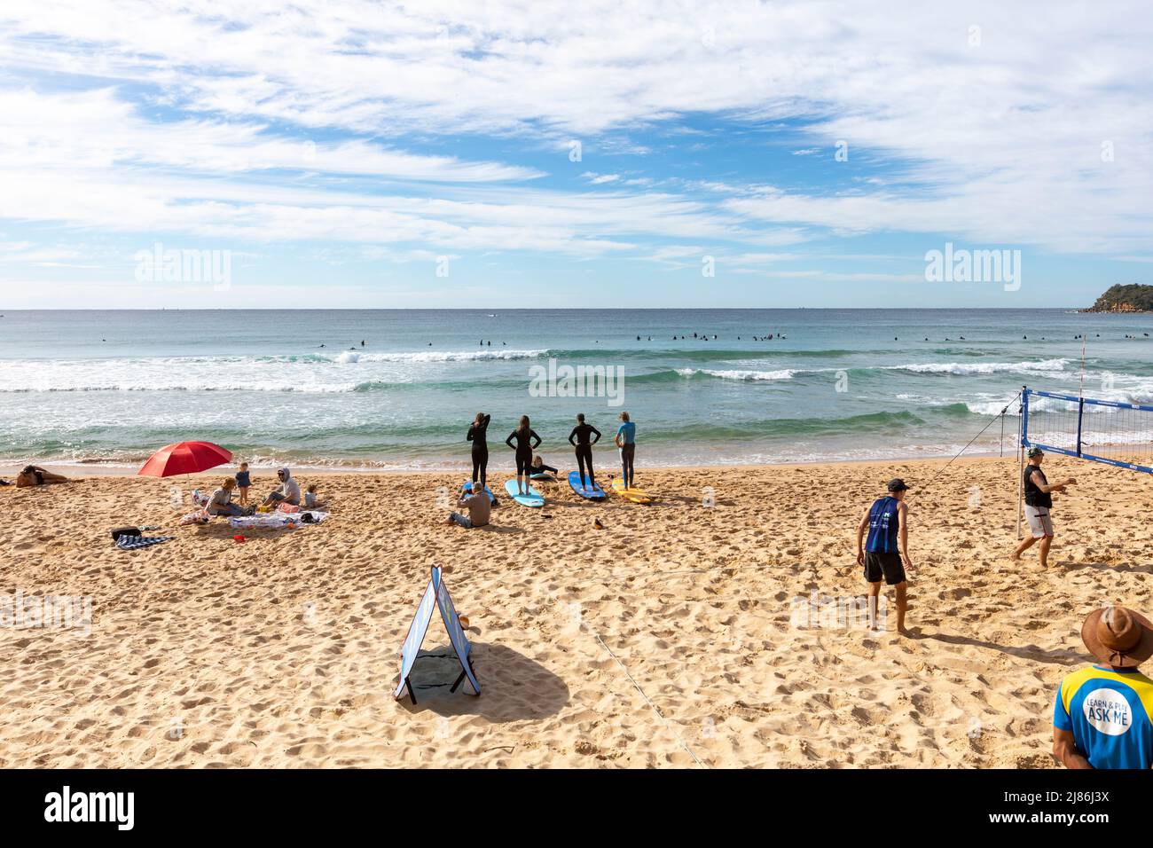 Lezioni di surf per principianti in corso a Manly Beach a Sydney, NSW, Australia il giorno d'autunno del cielo blu Foto Stock