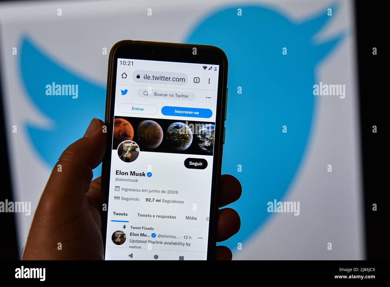 São PAULO, SP - 13.05.2022: AÇÕES DO TWITTER CAEM - Twitter azioni è sceso quasi del 20% il Venerdì, (13) dopo Elon Musk ha detto che l'acquisto è stato temporaneamente sospeso, poco dopo, Musk ha detto che è impegnato per l'affare. (Foto: Roberto Casimiro/Fotoarena) Foto Stock