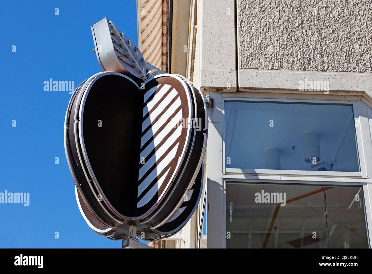 Umea, Norrland Svezia - 4 giugno 2020: Cartello per un ristorante raffigurante una mela Foto Stock