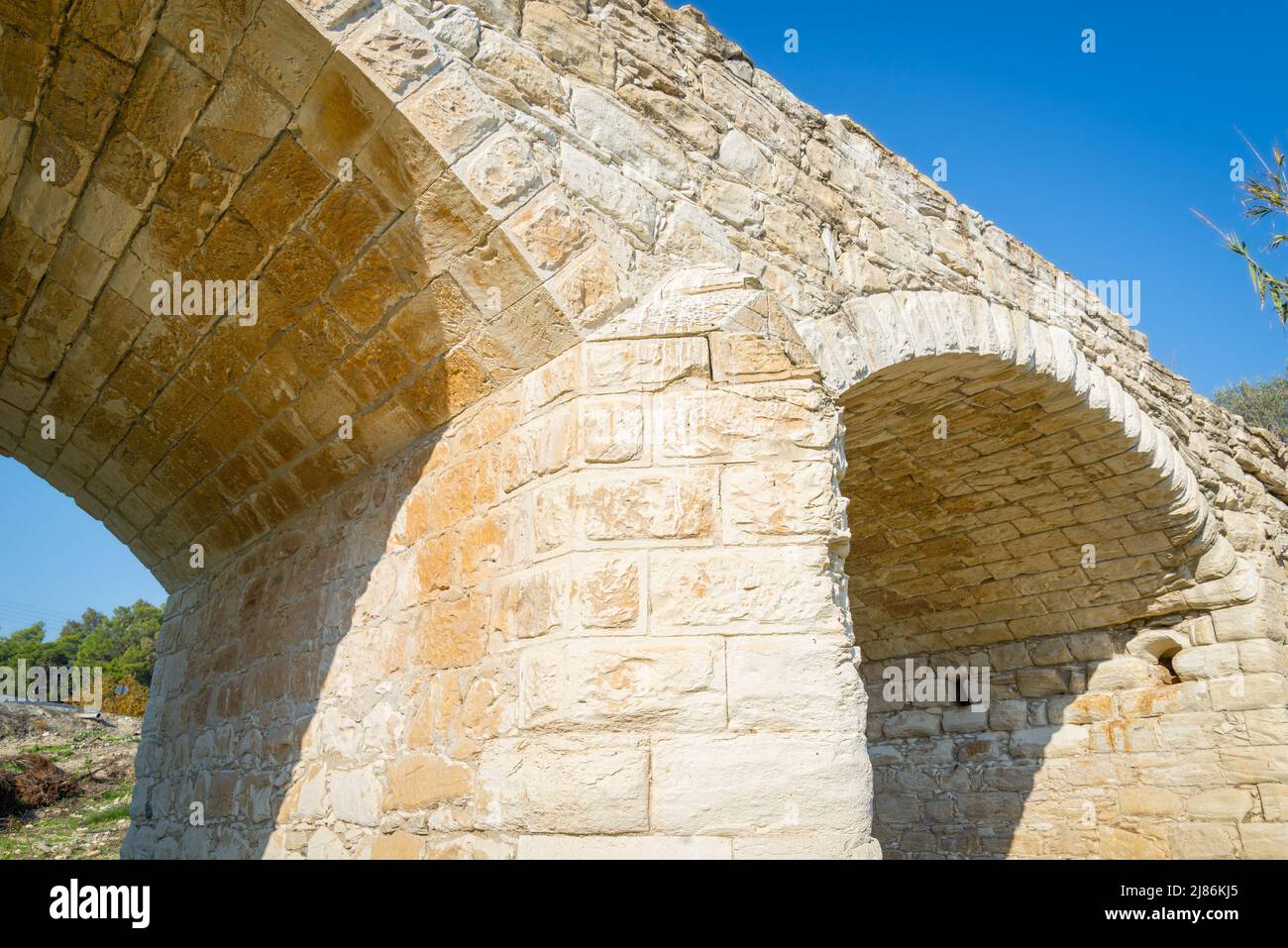 Un ponte medievale in pietra costruito nel villaggio di Alithriko sull'isola di Cipro. Foto Stock