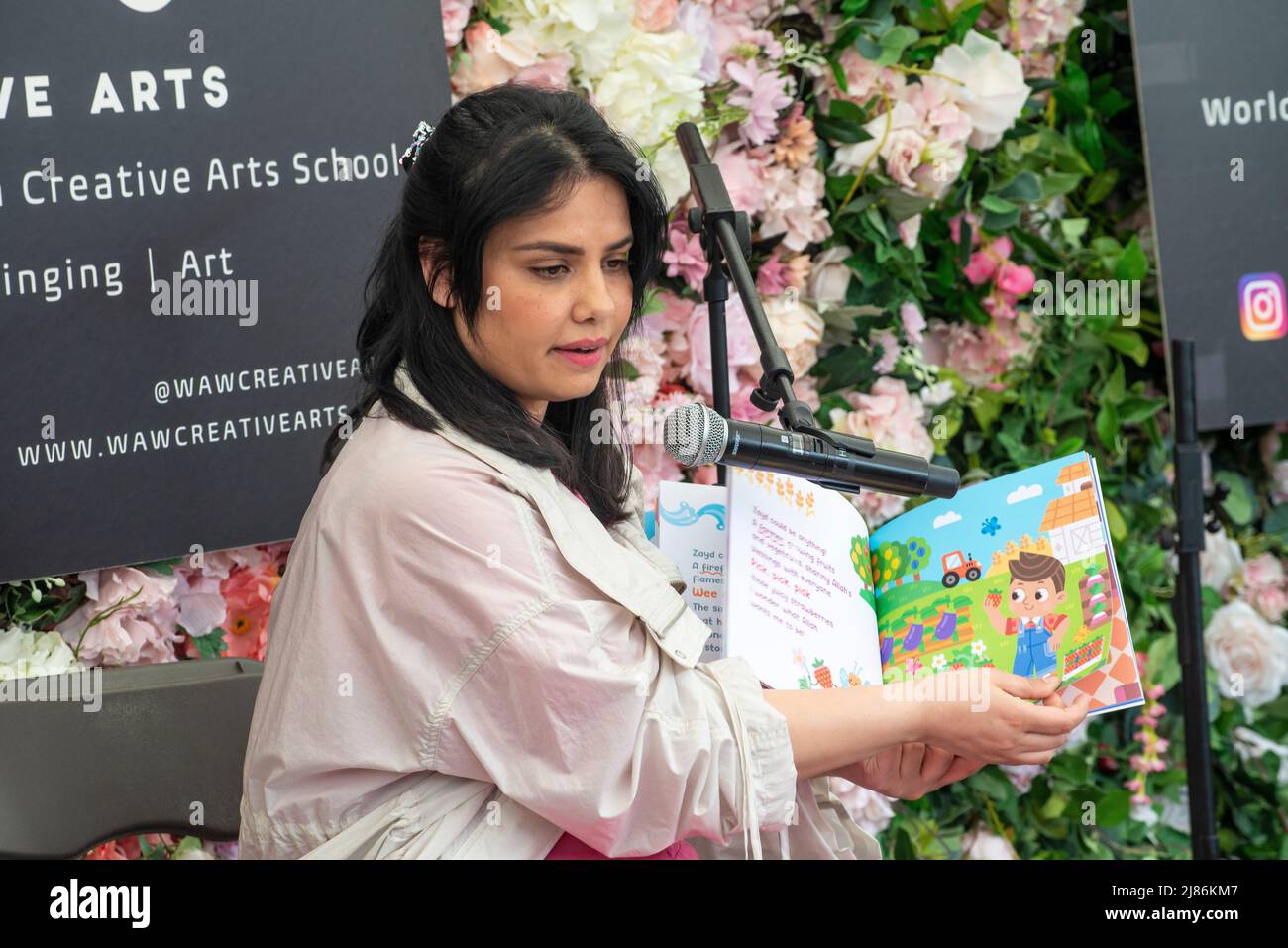 Londra celebra Eid in the Square a Trafalgar Square. L'evento culturale unico che segna la fine del Ramadan, il mese santo islamico del digiuno. Foto Stock