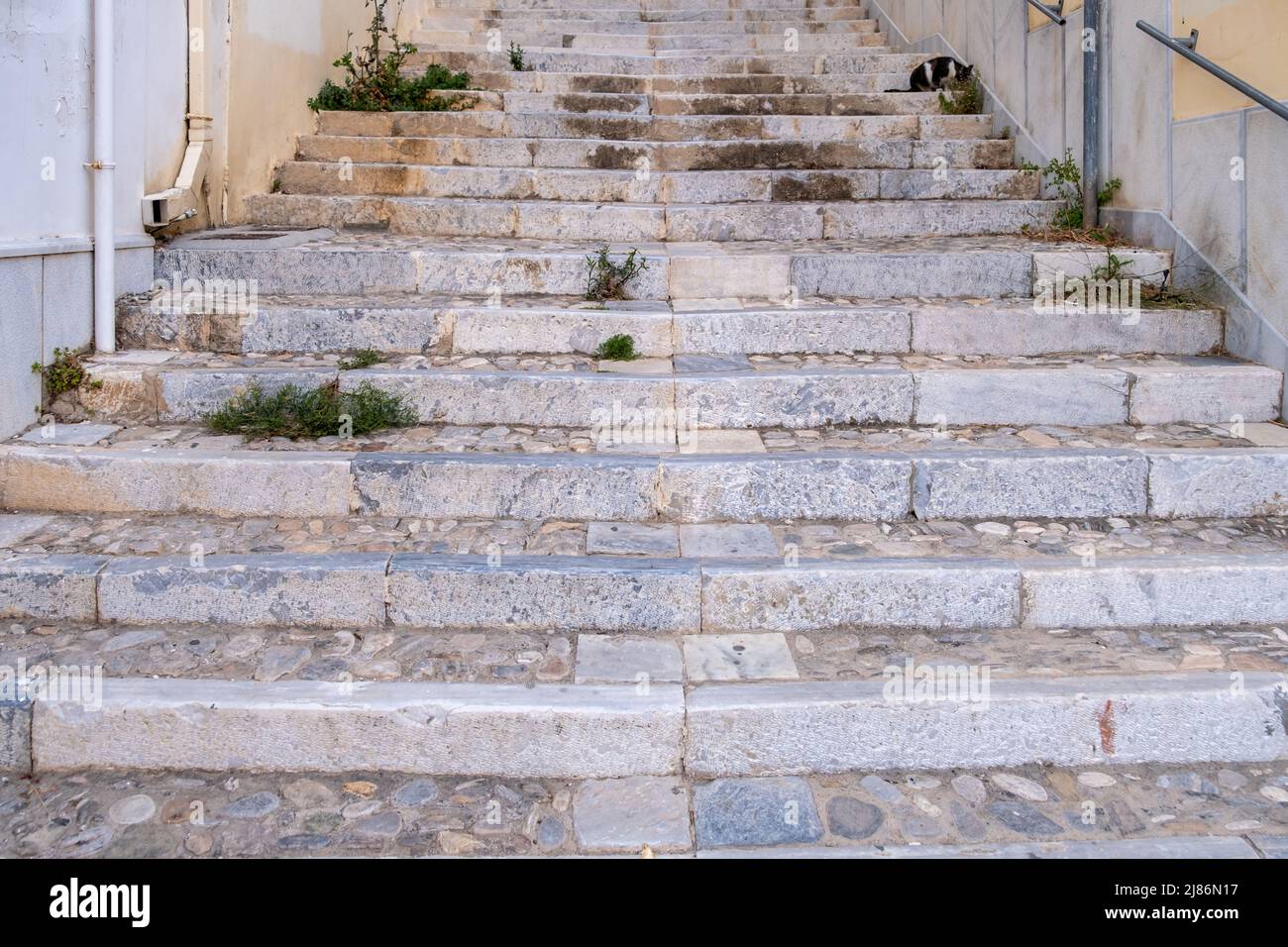 Quartiere tradizionale a Ermoupolis capitale, isola di Syros, Cicladi Grecia. Vecchia scala di marmo in pietra tra l'edificio. Vista dal soffietto alla parte anteriore superiore. Foto Stock